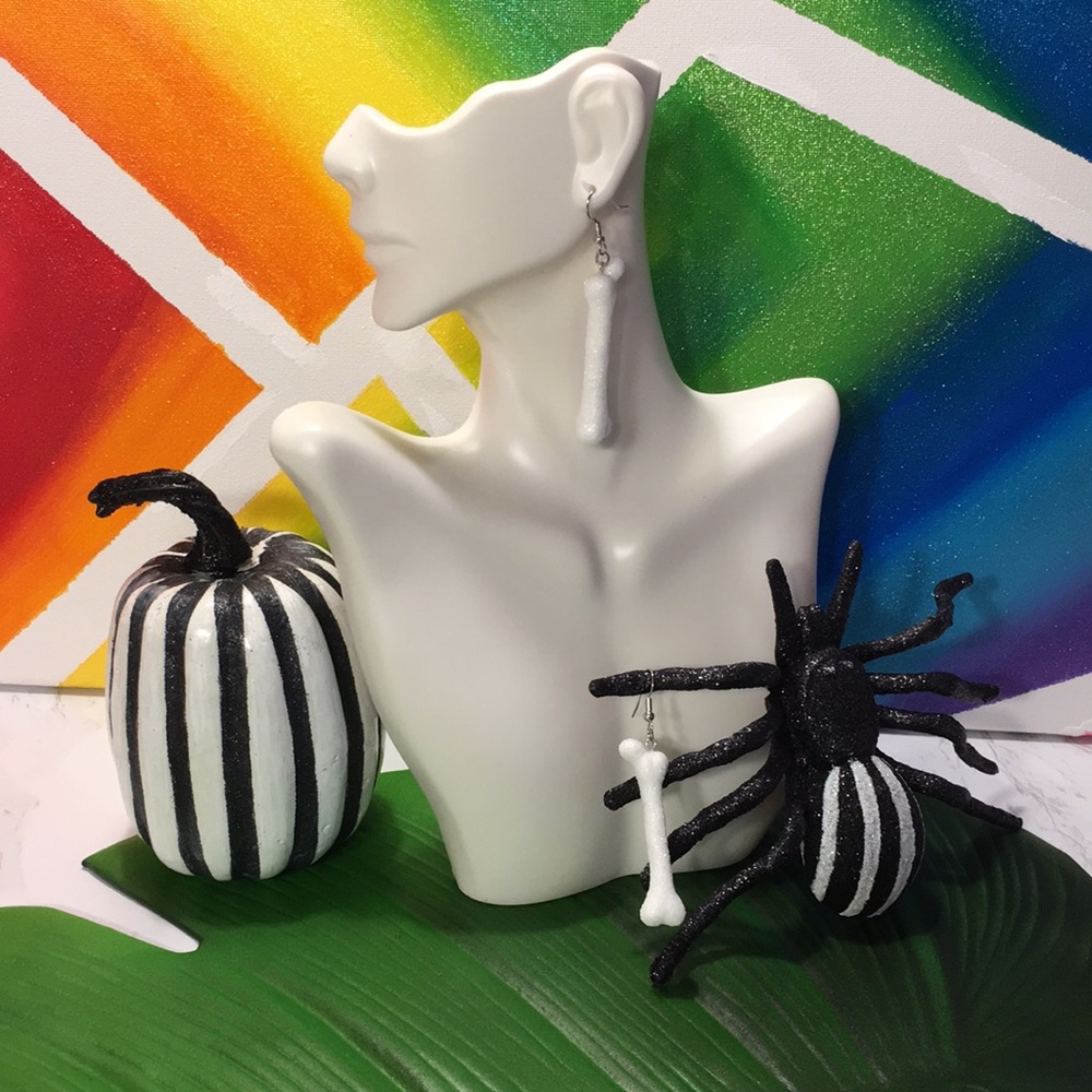 5/$25  Basic bones 🦴 Halloween earrings